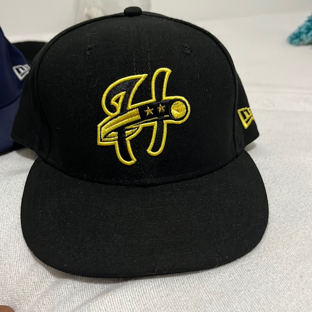 Hat New Era Brand Minor League Baseball. Size 7 1/8. Black Color